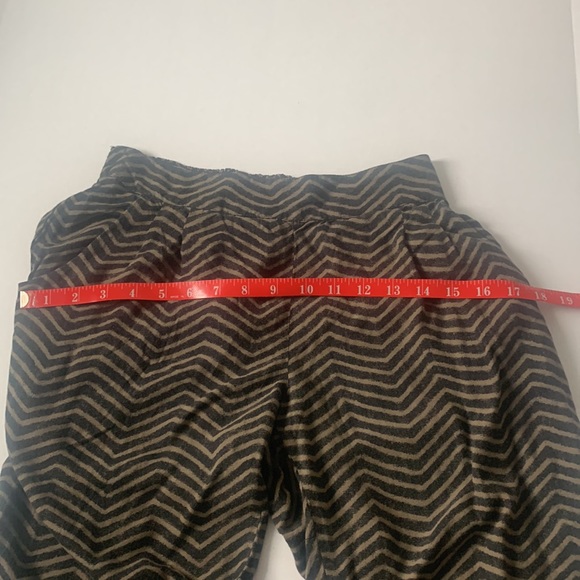 AMERICAN EAGLE OUTFITTERS BROWN AND BLACK CHEVRON PRINT CROPPED SIZE M - Picture 7 of 11